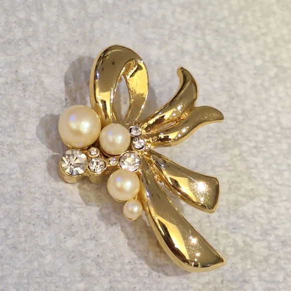 Bundle of Gold Tone Pearl Brooches - Picture 3 of 5